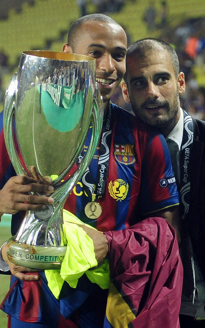 Năm 2009, CLB Barca giành được Siêu Cup châu Âu tại Monaco sau khi họ nhọc nhằn đánh bại CLB Shakhtar Donestk với tỷ số 1-0 (Perdo ghi bàn) sau 120 thi đấu nghẹt thở. Còn đây là hình ảnh đáng nhớ của Thierry Henry và Guardiola năm đó.
