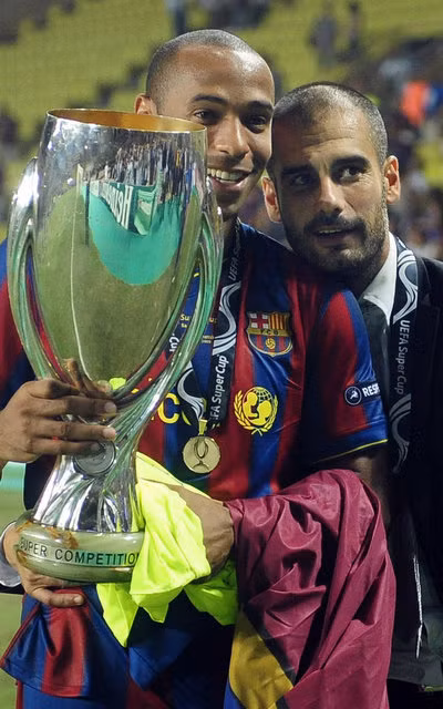 Năm 2009, CLB Barca giành được Siêu Cup châu Âu tại Monaco sau khi họ nhọc nhằn đánh bại CLB Shakhtar Donestk với tỷ số 1-0 (Perdo ghi bàn) sau 120 thi đấu nghẹt thở. Còn đây là hình ảnh đáng nhớ của Thierry Henry và Guardiola năm đó.