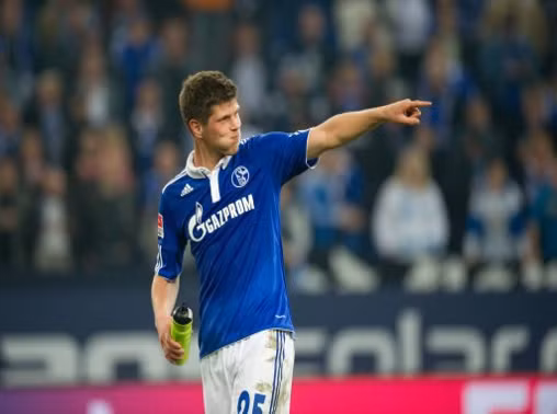 Thi đấu bùng nổ mùa giải qua, Klaas-Jan Huntelaar (Schalke) đã lọt vào tầm ngắm của không ít đội bóng hàng đầu châu Âu. Mùa hè tới thì gần như chắc chắn Dimitar Berbatov và Michael Owen sẽ phải tìm bến đỗ mới nên việc chiêu mộ tiền đạo người Hà Lan là rất cần thiết.