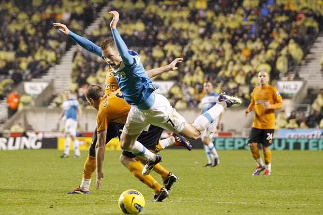 Sebastian Larsson (Sunderland) sẵn sàng ngã bất cứ lúc nào, chỉ cần có một điểm tựa.