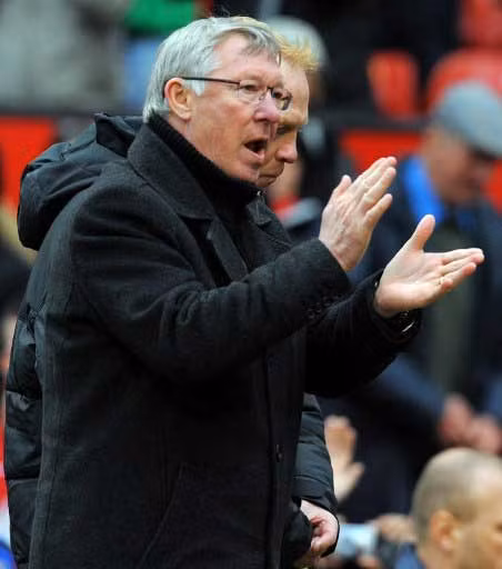Trận cầu giữa MU và Aston Villa đêm qua không chỉ biết đến với chiến thắng 4-0 của Quỷ đỏ để duy trì khoảng cách an toàn trong cuộc đua song mã cùng Man City, mà còn biết đến một khía cạnh khác. Đó là pha đóng kịch đại tài của tiền vệ tuyển Anh, Ashley Young. Ngay cả HLV Ferguson cũng lên tiếng thẳng thắn thừa nhận đó là một pha đóng kịch hơi quá của cậu học trò. Và dưới đây là 10 nghệ sỹ đóng kịch trên sân cỏ.
