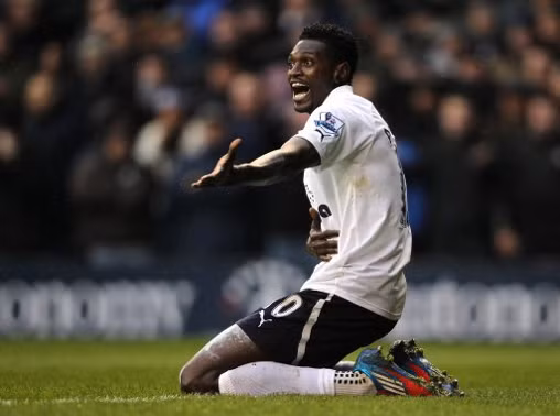 Tiền đạo Emmanuel Adebayor (Tottenham) cũng không ít những màn đóng kịch rất đạt.