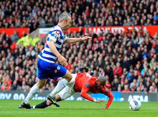 Và tất nhiên rồi, đứng đầu danh sách này về khả năng kịch sỹ thì chỉ có thể là Ashley Young (Man United). Tiền vệ người Anh đang trở thành trung tâm của Premier League. Ở trận thắng Aston Villa đêm qua, cựu tiền vệ Aston Villa đã có pha ăn vạ đại tài để kiếm penalty cho Manchester United. Trước đó 1 tuần, Ashley Young cũng đã ăn vạ kiếm penalty và khiến Shaun Derry của QPR bị truất quyền thi đấu. Hơn nữa,Young còn có tiền sử ăn vạ, bởi ở trận đấu thuộc vòng loại Euro 2012 gặp Montenegro, cựu tiền vệ Aston Villa cũng có pha ăn vạ kiếm phạt đền.