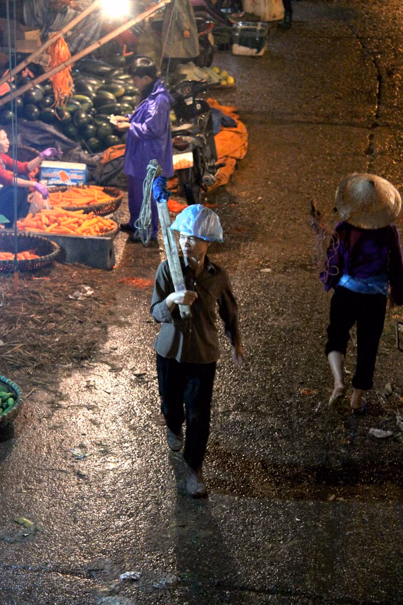 Nhiều "cửu vạn" không có xe thồ, xe kéo, dụng cụ để họ mưu sinh là chiếc đòn gánh và những đôi thừng. Nhiều "cửu vạn" không có xe thồ, xe kéo, dụng cụ để họ mưu sinh là chiếc đòn gánh và những đôi thừng.