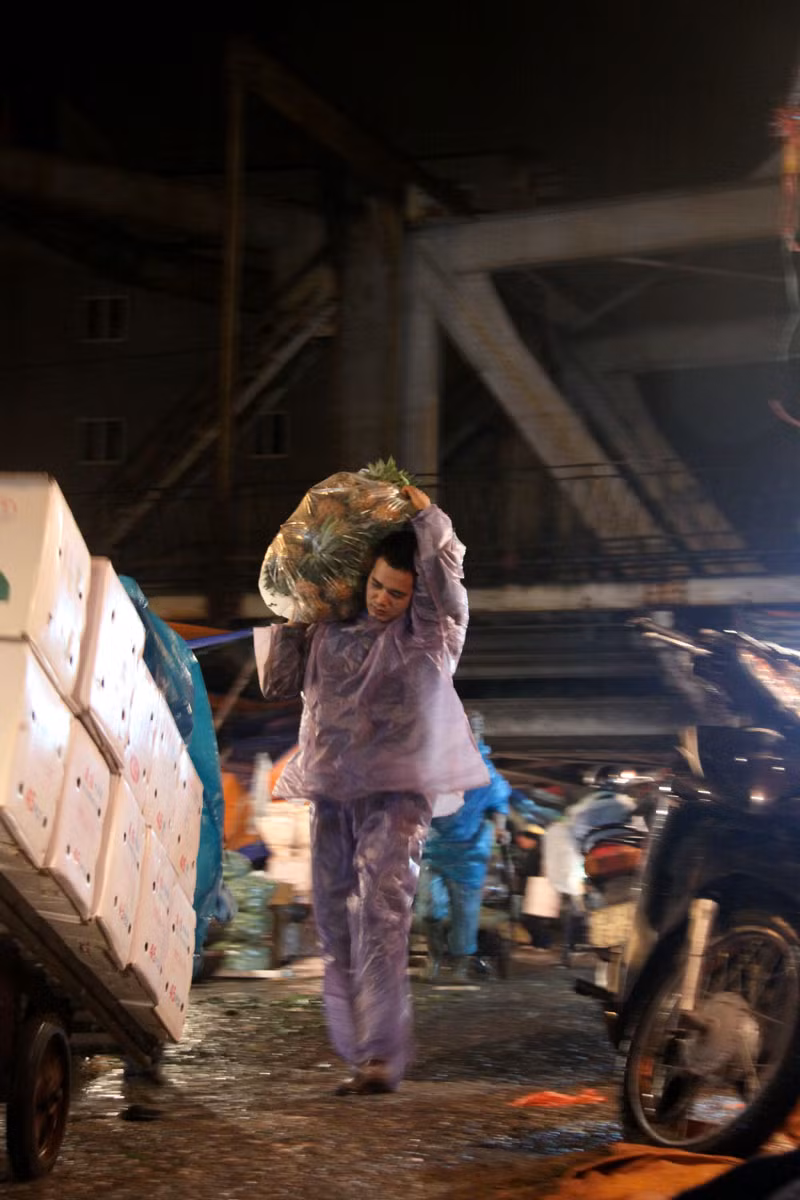 Hay những vác nặng trên vai. Hay những vác nặng trên vai.
