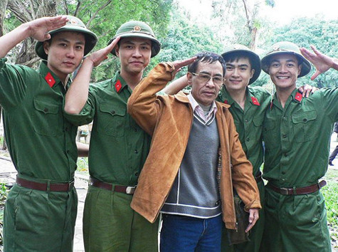 Nhà biên kịch Hoàng Nhuận Cầm và bốn gương mặt trẻ đóng vai Hoàng - Thành - Thăng - Long trong "Mùi cỏ cháy". Nhà biên kịch Hoàng Nhuận Cầm và bốn gương mặt trẻ đóng vai Hoàng - Thành - Thăng - Long trong "Mùi cỏ cháy".