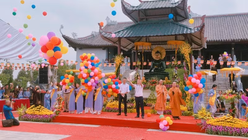 Khai mạc Đại lễ triển lãm - chiêm bái tượng Phật ngọc tại chùa Thiên Long. Khai mạc Đại lễ triển lãm - chiêm bái tượng Phật ngọc tại chùa Thiên Long.