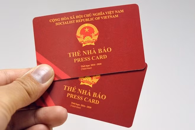 Khi chưa được cấp Thẻ nhà báo, phóng viên vẫn được pháp luật bảo hộ quyền tác nghiệp, mọi hành vi cản trở trái pháp luật đều vi phạm và bị xử lý nghiêm. Khi chưa được cấp Thẻ nhà báo, phóng viên vẫn được pháp luật bảo hộ quyền tác nghiệp, mọi hành vi cản trở trái pháp luật đều vi phạm và bị xử lý nghiêm.