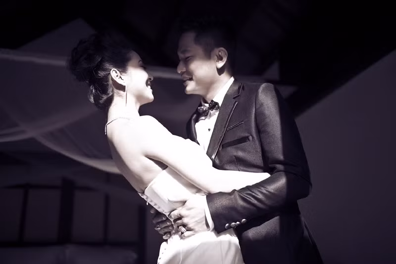 Cặp đôi tình tứ bên nhau. Cặp đôi tình tứ bên nhau.