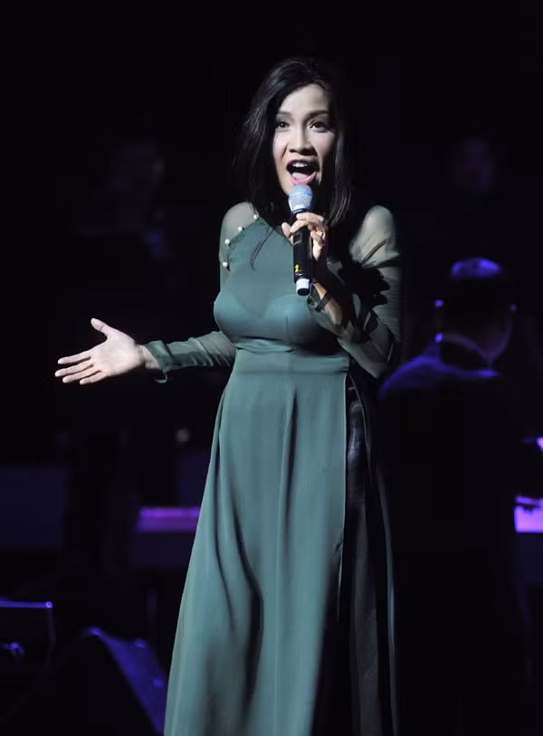 Mỹ Linh đẹp như mùa thu với nét đằm thắm, thoanh thoát. Tùng Dương như mùa hạ: sôi nổi và mạnh mẽ dâng trào.