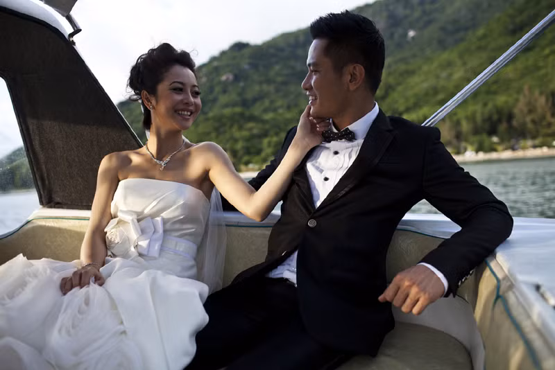 Dành cho nhau cử chỉ âu yếm, thân mật. Dành cho nhau cử chỉ âu yếm, thân mật.