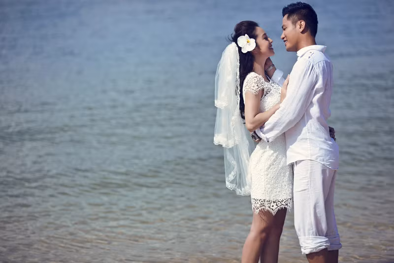 Tuy nhiên ngày hôm qua những bức ảnh đầu tiên trong bộ ảnh cưới được Jennifer Phạm bật mí trên trang cá nhân mà cô dùng để liên lạc với bạn bè. Tuy nhiên ngày hôm qua những bức ảnh đầu tiên trong bộ ảnh cưới được Jennifer Phạm bật mí trên trang cá nhân mà cô dùng để liên lạc với bạn bè.