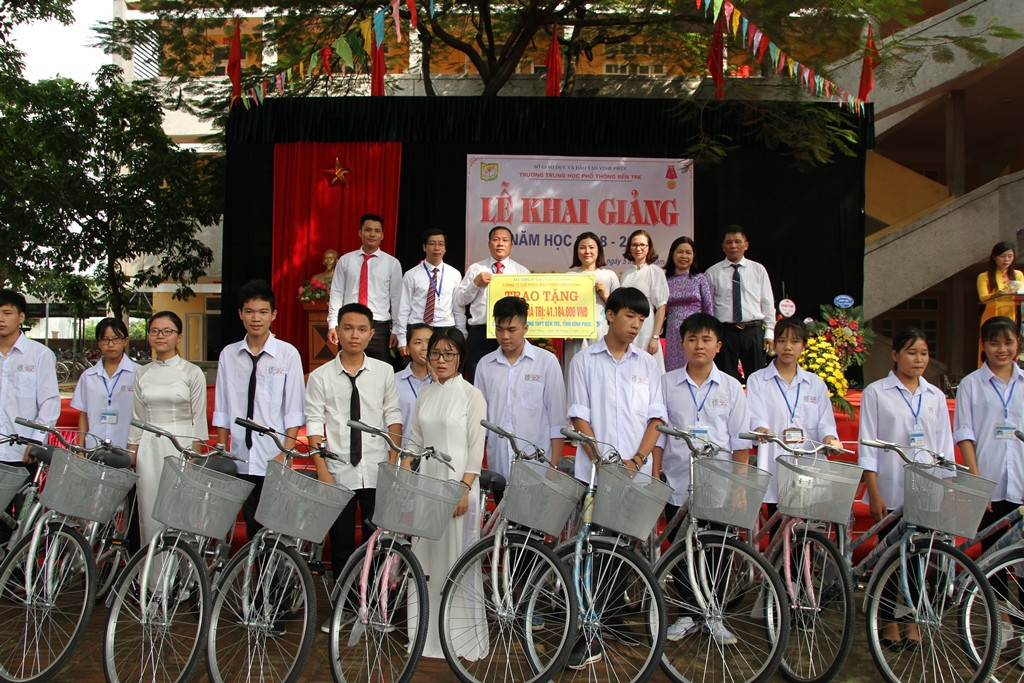 Đại diện Báo điện tử Giáo dục Việt Nam, bà Vũ Hồng Nhung đã trao tặng 24 chiếc xe đạp cho học sinh nghèo vượt khó Trường Trung học phổ thông Bến Tre. Ảnh: Vũ Phương Đại diện Báo điện tử Giáo dục Việt Nam, bà Vũ Hồng Nhung đã trao tặng 24 chiếc xe đạp cho học sinh nghèo vượt khó Trường Trung học phổ thông Bến Tre. Ảnh: Vũ Phương