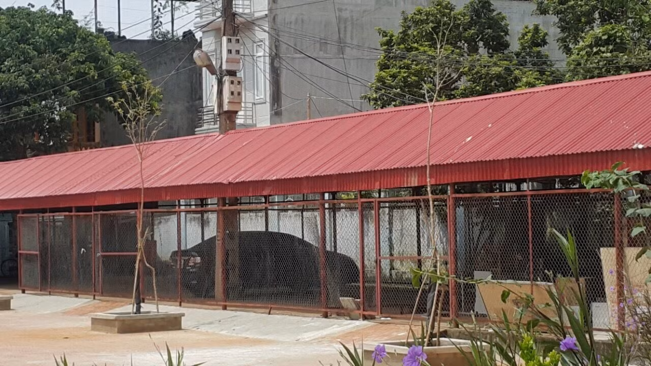 Nhà xe sử dụng tiền ngân sách của Trường Trung học phổ thông Tô Hiệu không cho học sinh để xe mà buộc học sinh gửi xe tại 2 nhà xe "xã hội hóa" có thu phí gửi xe. Ảnh: NVCC.