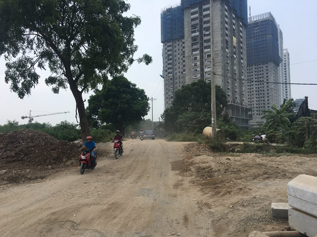 "Con đường đau khổ" dẫn vào FLC Garden City vào ngày nắng nóng bụi bẩn mù mịt. Ảnh: N.H "Con đường đau khổ" dẫn vào FLC Garden City vào ngày nắng nóng bụi bẩn mù mịt. Ảnh: N.H