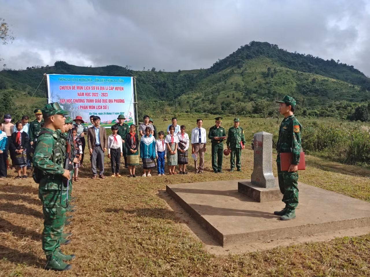 Giờ học bên cột mốc chủ quyền của Trường Tiểu học và Trung học cơ sở Ba Tầng (xã Ba Tầng, Hướng Hóa, Quảng Trị). Ảnh: Ngọc Hiển