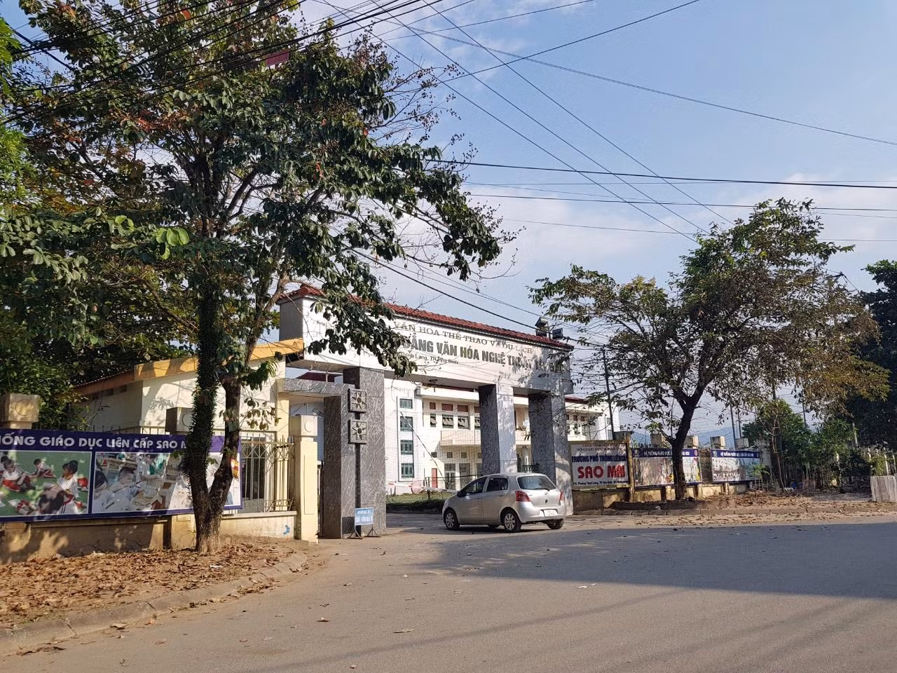Trường liên cấp Sao Mai và Trường Cao đẳng Văn hóa Nghệ thuật Tây Bắc chung 1 trụ sở. Ảnh: LC
