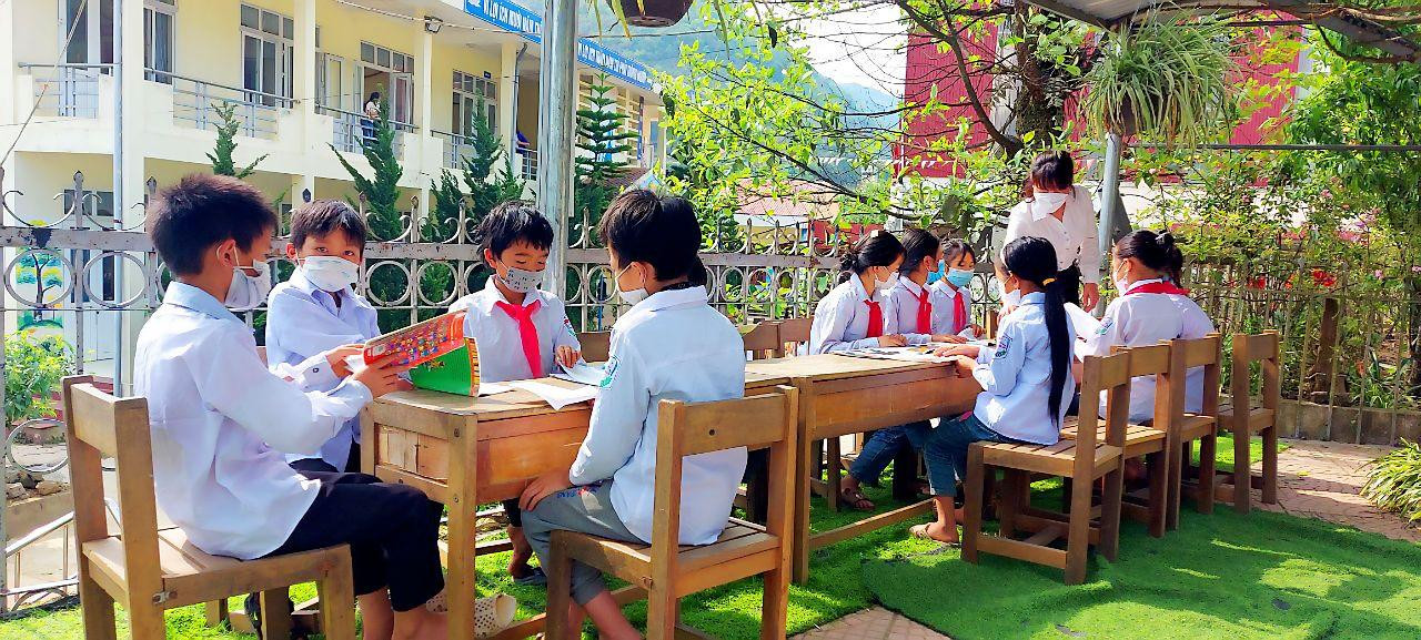 Dù còn khó khăn nhưng công tác chăm sóc học sinh ở Sìn Hồ luôn được đảm bảo. Trong ảnh: học sinh trường Tiểu học Phăng Sô Lin trong giờ học ngoài trời. Dù còn khó khăn nhưng công tác chăm sóc học sinh ở Sìn Hồ luôn được đảm bảo. Trong ảnh: học sinh trường Tiểu học Phăng Sô Lin trong giờ học ngoài trời.