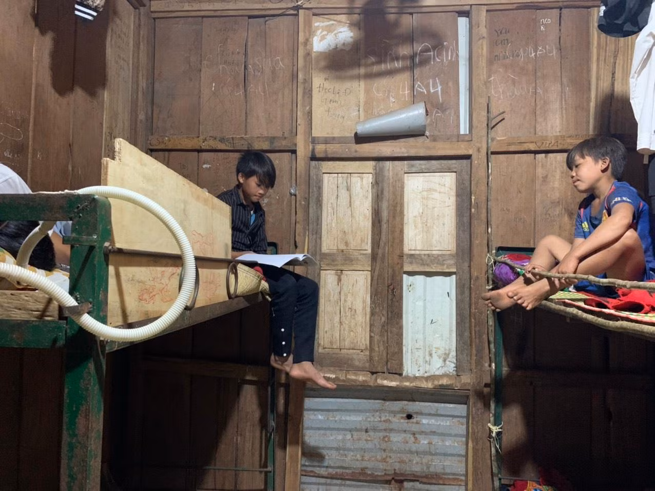 Dù khó khăn nhưng các em học sinh ở biên cương Mường Nhé rất chịu khó và chăm học. Ảnh: LC