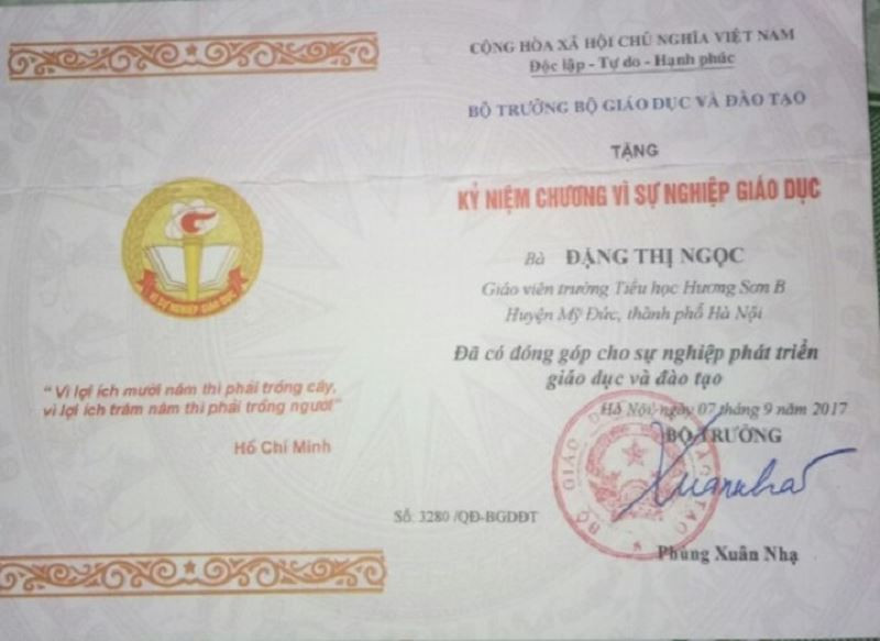 Những bằng khen, giấy khen, kỷ niệm chương và những giáo viên hợp đồng có thể sẽ bị lãng quên (Ảnh: Vũ Ninh)