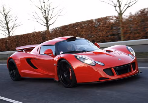 Henneyssey Venom GT 2010 công suất 1.200 mã lực tại vòng tua 6.500 vòng/phút. Động cơ 6.2 V8 tăng áp turbin kép với 16 van. Mô-men xoắn cực đại 1.566 Nm tại vòng tua 4.200 vòng/phút. Tốc độ tối đa 437,7 km/h. Đây cũng là một siêu xe Mỹ.
