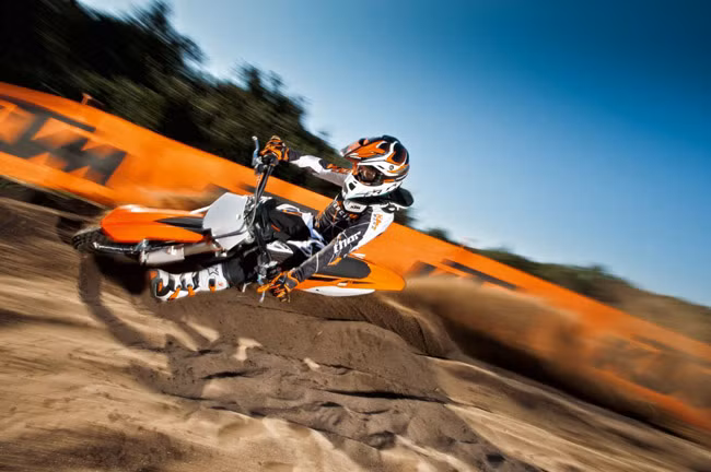 Toàn bộ những mẫu xe KTM SX-F 2013 đều được trang bị bộ khung và gá kẹp mới rắn chắc hơn. Bên cạnh đó là hệ thống giảm xóc nâng cấp và họa tiết trang trí mớ