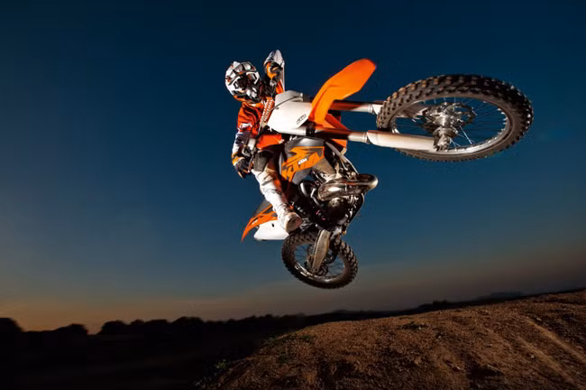 So với phiên bản cũ, KTM 250 SX-F 2013 nhẹ hơn 500 g nhờ vỏ máy dạng đúc mới. Ngoài ra, thành viên nhà KTM còn được thừa hưởng trục khuỷu mới từ dòng xe đua, từ đó tăng vòng tua động cơ.