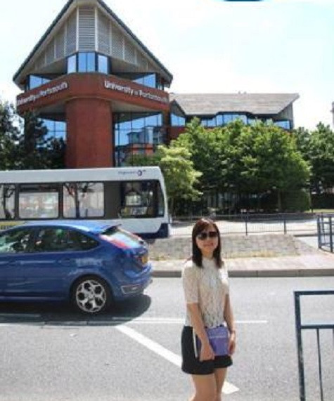 Sinh viên du học cùng công ty Cầu Xanh tại khuôn viên trường Đại học Portsmouth.