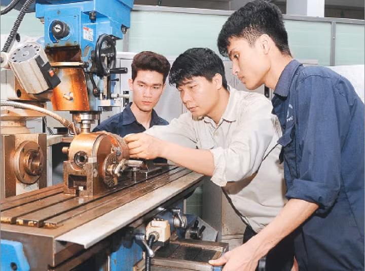 Giờ thực hành ở Trường cao đẳng nghề Vĩnh Phúc. Ảnh minh họa: Báo Nhân Dân. Giờ thực hành ở Trường cao đẳng nghề Vĩnh Phúc. Ảnh minh họa: Báo Nhân Dân.