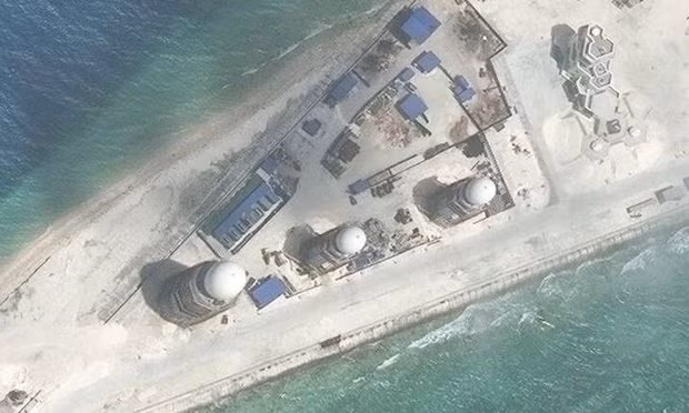 Các cấu trúc quân sự Trung Quốc xây dựng bất hợp pháp trên đá Chữ Thập, ảnh: CSIS / Amit / DigitalGlobe / Reuters