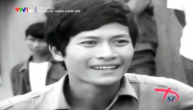 Nụ cười, gương mặt của một chiến sĩ Trường Sa những ngày khói lửa tháng 4/1988. Ảnh chụp màn hình. Nụ cười, gương mặt của một chiến sĩ Trường Sa những ngày khói lửa tháng 4/1988. Ảnh chụp màn hình.
