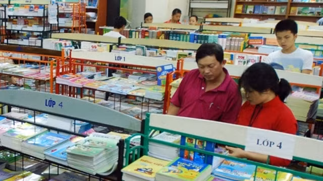 Phụ huynh chọn mua sách tại cửa hàng của Tổng Công ty Phát hành sách Việt Nam. Ảnh: Báo Nhân Dân.
