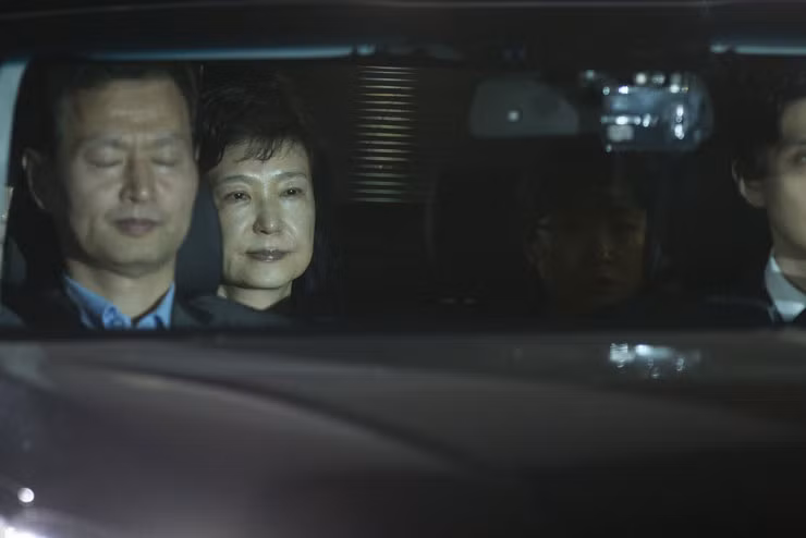 Bà Park Geun-hye bị bắt và áp giải đến trại giam sáng sớm hôm nay 31/3, ảnh: Korea Times. Bà Park Geun-hye bị bắt và áp giải đến trại giam sáng sớm hôm nay 31/3, ảnh: Korea Times.