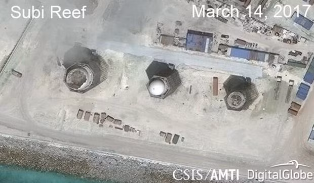 Căn cứ quân sự Trung Quốc xây dựng bất hợp pháp trên đá Xu Bi, ảnh: CSIS / Amit / DigitalGlobe / Reuters