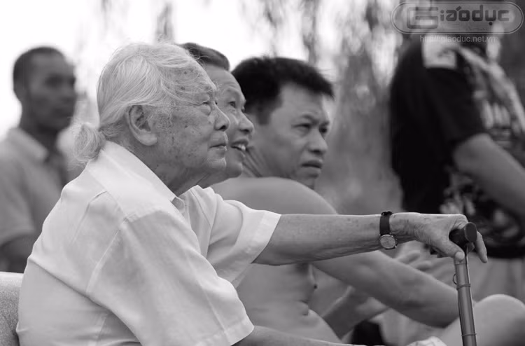 Ngắm hồ Gươm trong sáng sớm mùa thu.