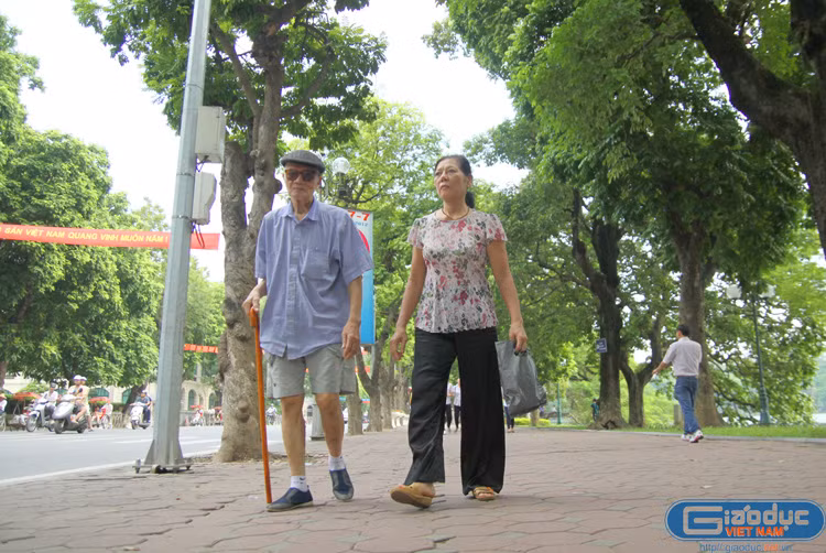 "Con trông cha không bằng bà trông ông".