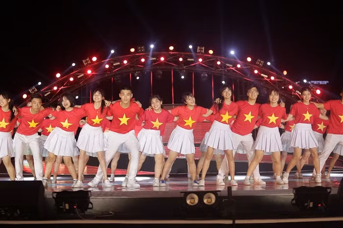 Màn Flashmob của đoàn trường Phan Chu Trinh.