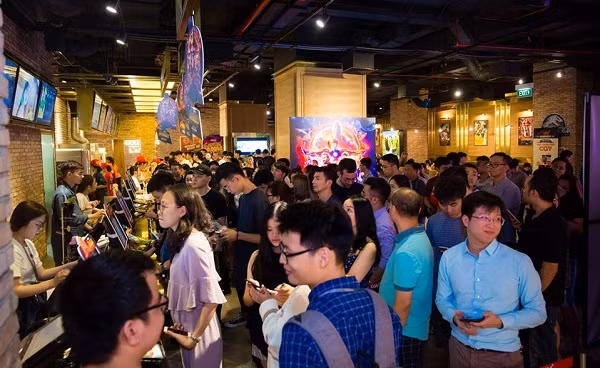 Không chỉ mang lại không gian mua sắm với nhiều ưu đãi, đại tiệc Sale xuyên màn đêm tại Vincom còn hấp dẫn với sự tham gia của các gian hàng ẩm thực, rạp chiếu phim…
