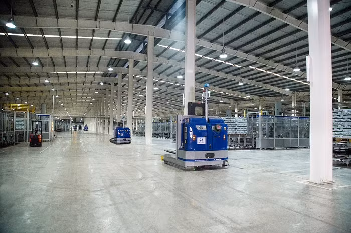 Các “bạn robot” của nhà máy có lẽ là điều kiến nhiều bé tò mò nhất. Các “bạn robot” của nhà máy có lẽ là điều kiến nhiều bé tò mò nhất.