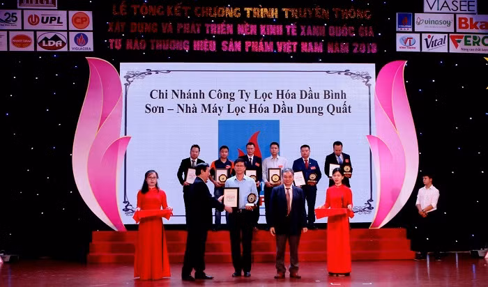 Đại diện BSR nhận giải thưởng Top 20 “Sản phẩm thân thiện với môi trường”. Đại diện BSR nhận giải thưởng Top 20 “Sản phẩm thân thiện với môi trường”.