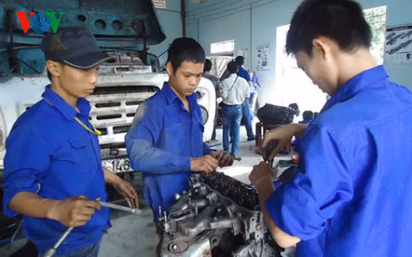 Cần có những định hướng tốt cho các em học sinh trong việc chọn nghề nghiệp (Ảnh minh họa: vov.vn).