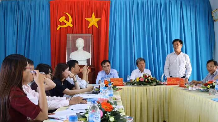 Đoàn thi đua- khen thưởng của Bộ và lãnh đạo Sở (Ảnh: tác giả cung cấp).