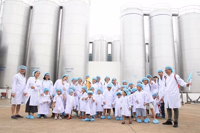 Các bé chụp ảnh cùng bố mẹ tại khu vực bồn chứa sữa tươi khổng lồ của nhà máy. Các bé chụp ảnh cùng bố mẹ tại khu vực bồn chứa sữa tươi khổng lồ của nhà máy.