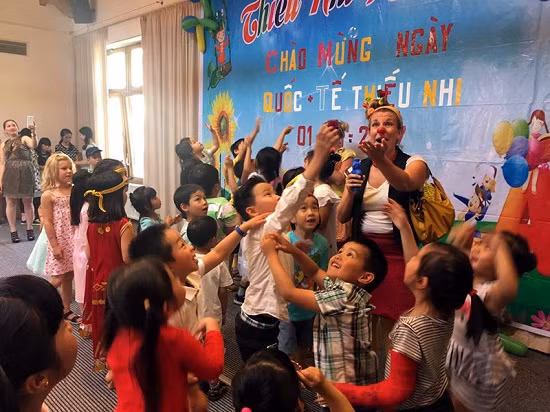 Cô Hề người Đức biểu diễn cùng các cháu (Ảnh: tác giả cung cấp).