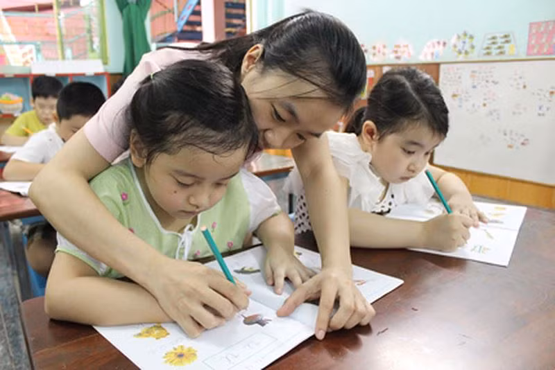 Có nên dạy chữ cho trẻ trước khi vào lớp 1 (Ảnh minh họa: vov.vn).