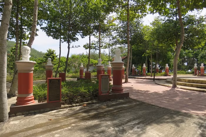 Khu vườn tượng ở làng phong. Khu vườn tượng ở làng phong.