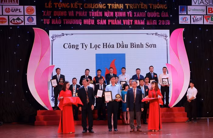 Đại diện BSR nhận giải thưởng “Nhà máy xanh thân thiện” năm 2018. Đại diện BSR nhận giải thưởng “Nhà máy xanh thân thiện” năm 2018.