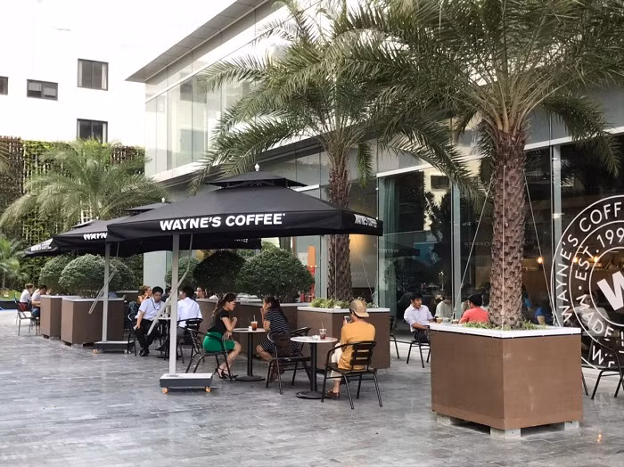 Không gian ngoài trời tại Wayne’s Coffee. Không gian ngoài trời tại Wayne’s Coffee.