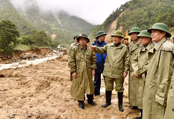 Phó thủ tướng yêu cầu khắc phục nhanh sự cố sạt lở, đảm bảo thông tuyến nhanh nhất.