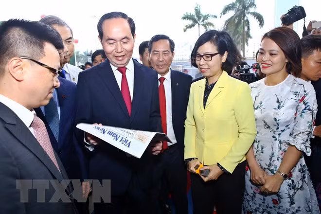Chủ tịch nước Trần Đại Quang thăm gian trưng bày các ấn phẩm của TTXVN tại Hội báo Toàn quốc năm 2018. (Ảnh: Minh Quyết/TTXVN) Chủ tịch nước Trần Đại Quang thăm gian trưng bày các ấn phẩm của TTXVN tại Hội báo Toàn quốc năm 2018. (Ảnh: Minh Quyết/TTXVN)
